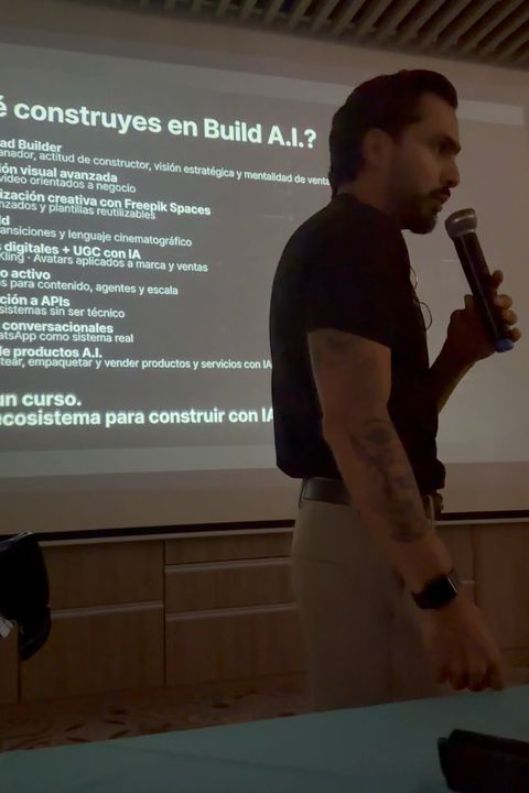 David Gómez en el escenario con el micrófono