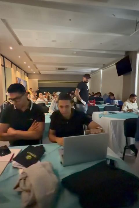 Asistentes trabajando en sus portátiles