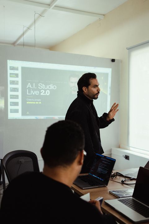 David Gómez frente a la proyección de AI Studio Live 2.0