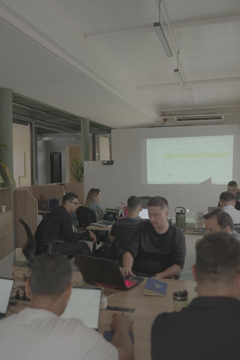 Mesas de trabajo con la proyección al fondo