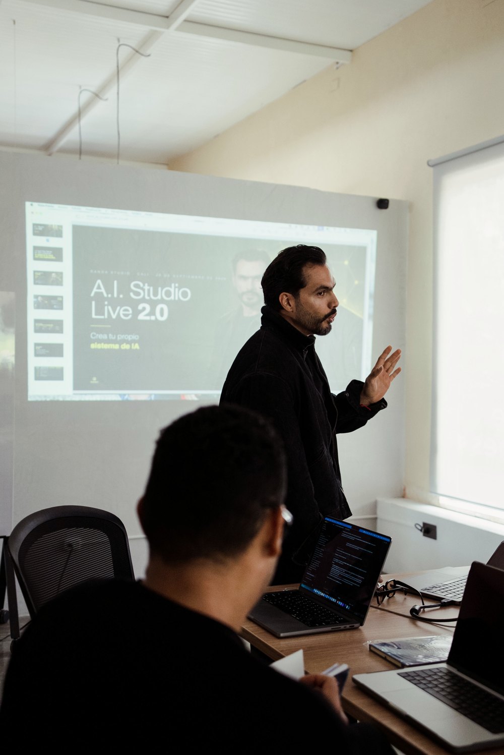 David Gómez explica frente a la proyección en una sesión de IncubAI