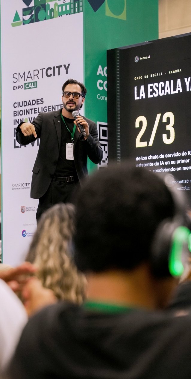 David Gómez en la ponencia del Smart City Expo Cali 2026, frente al público