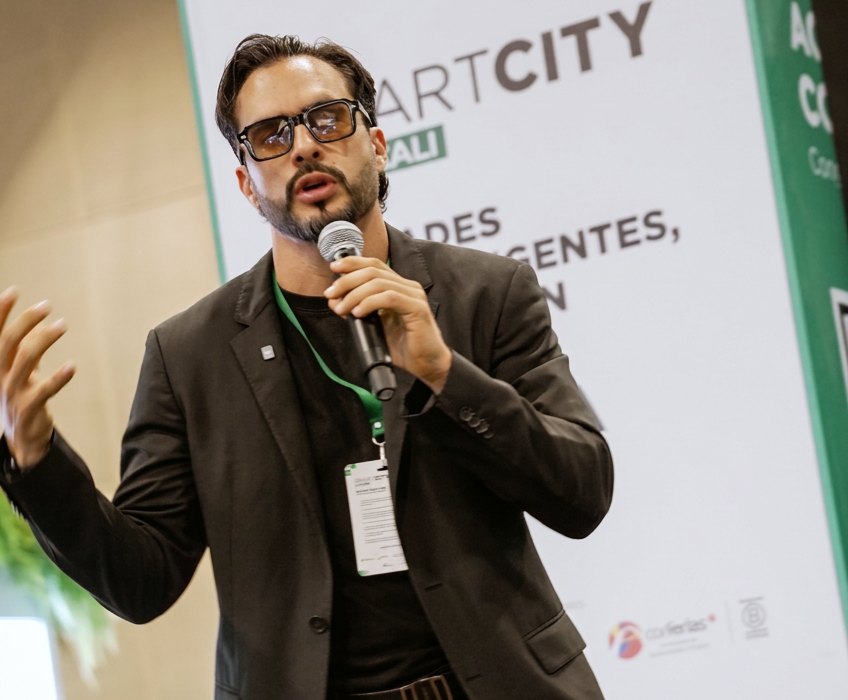 David Gómez hablando en el escenario del Smart City Expo Cali 2026