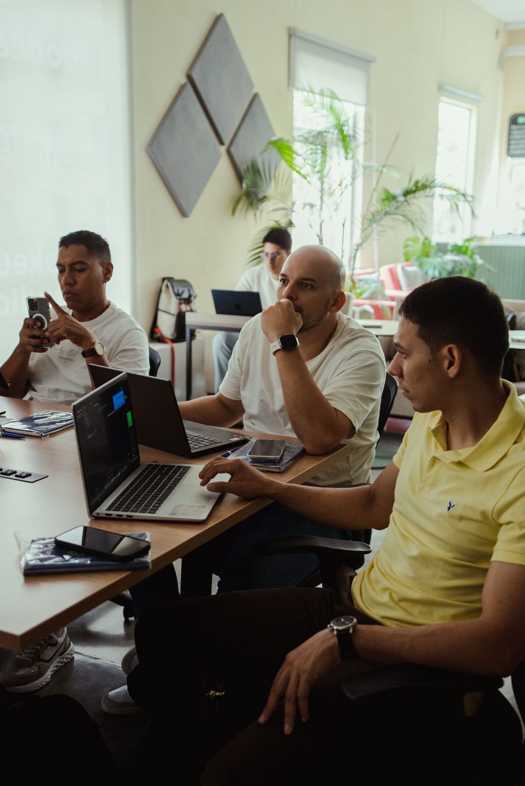 Asistentes trabajan en sus portátiles durante la mentoría