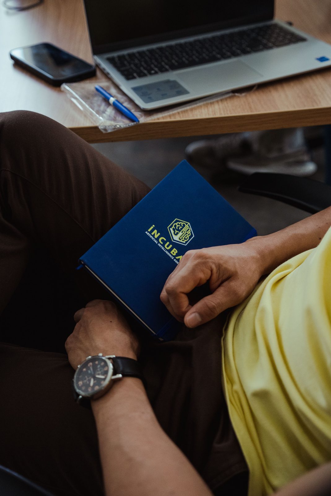 Un asistente sostiene la libreta de IncubAI
