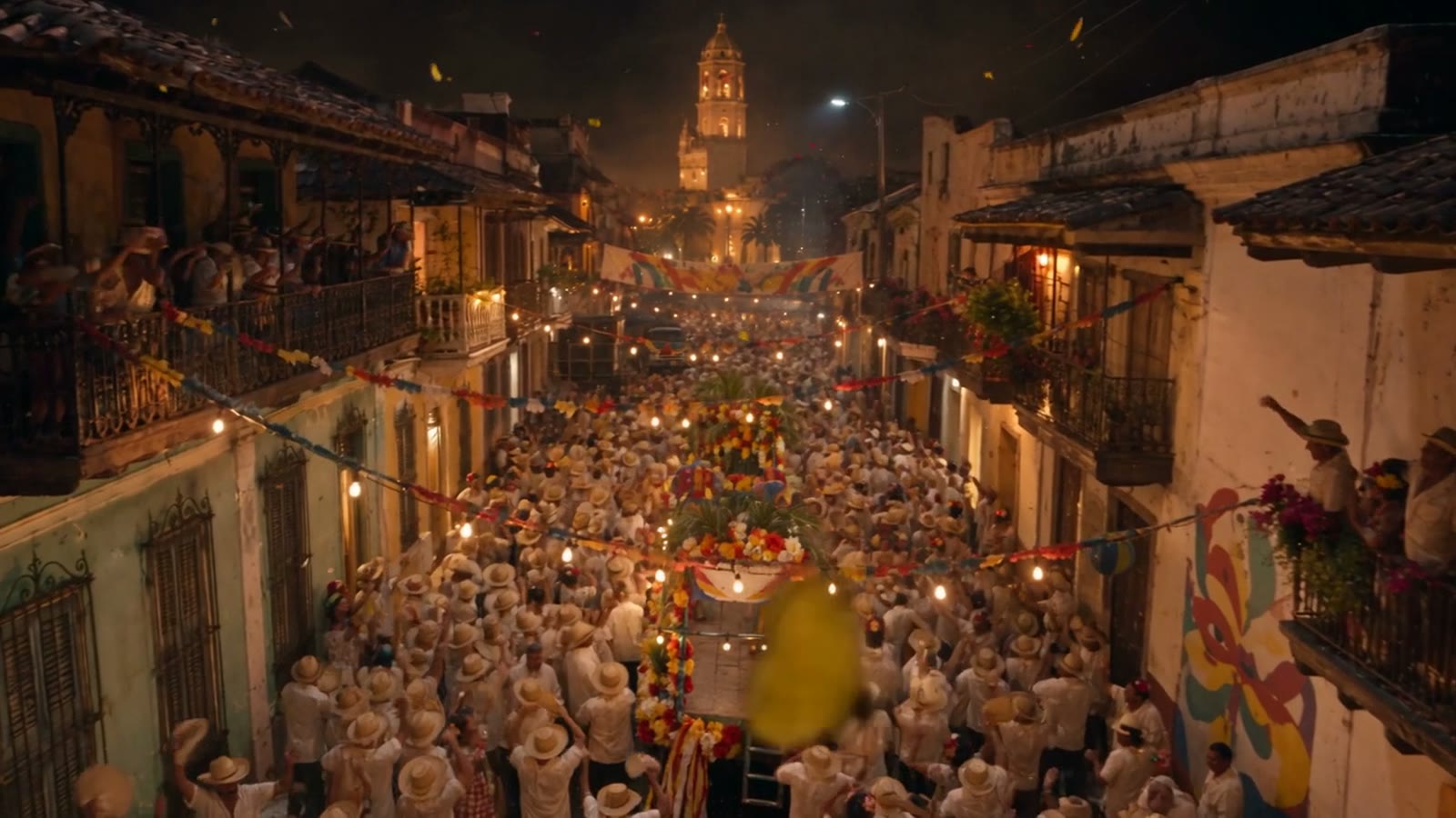 Una calle llena de gente en carnaval
