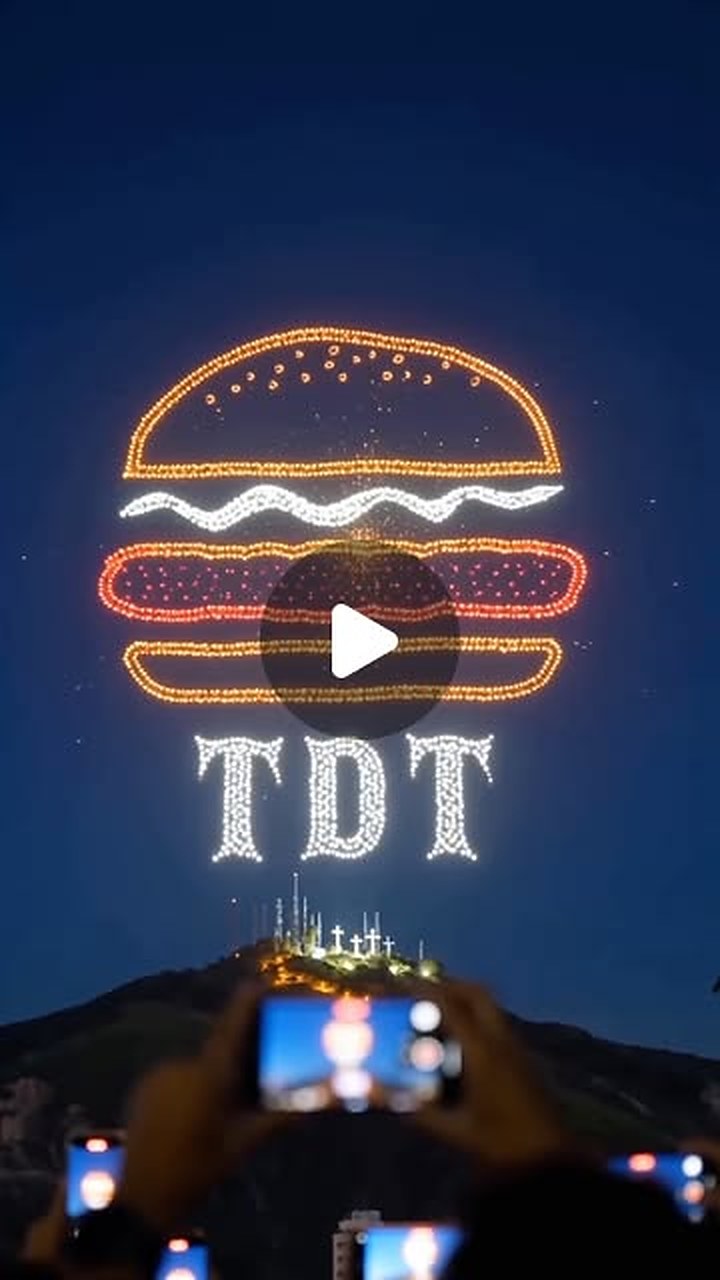Portada del reel de TDT: un show de drones dibuja una hamburguesa sobre el cerro de Cali